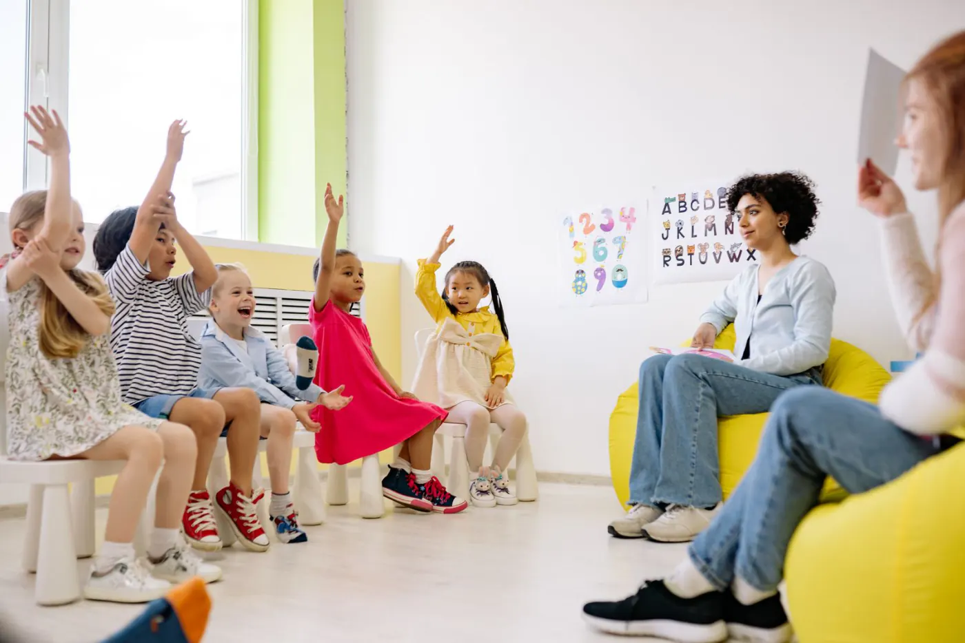Kinderen en een pedagogisch medewerker in de opvangruimte