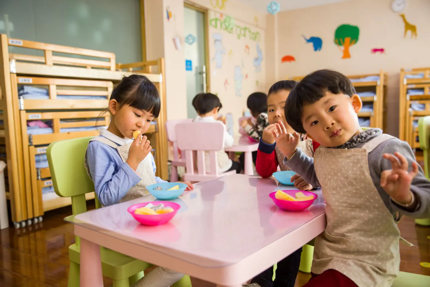 Kinderen eten samen aan tafel bij de opvang