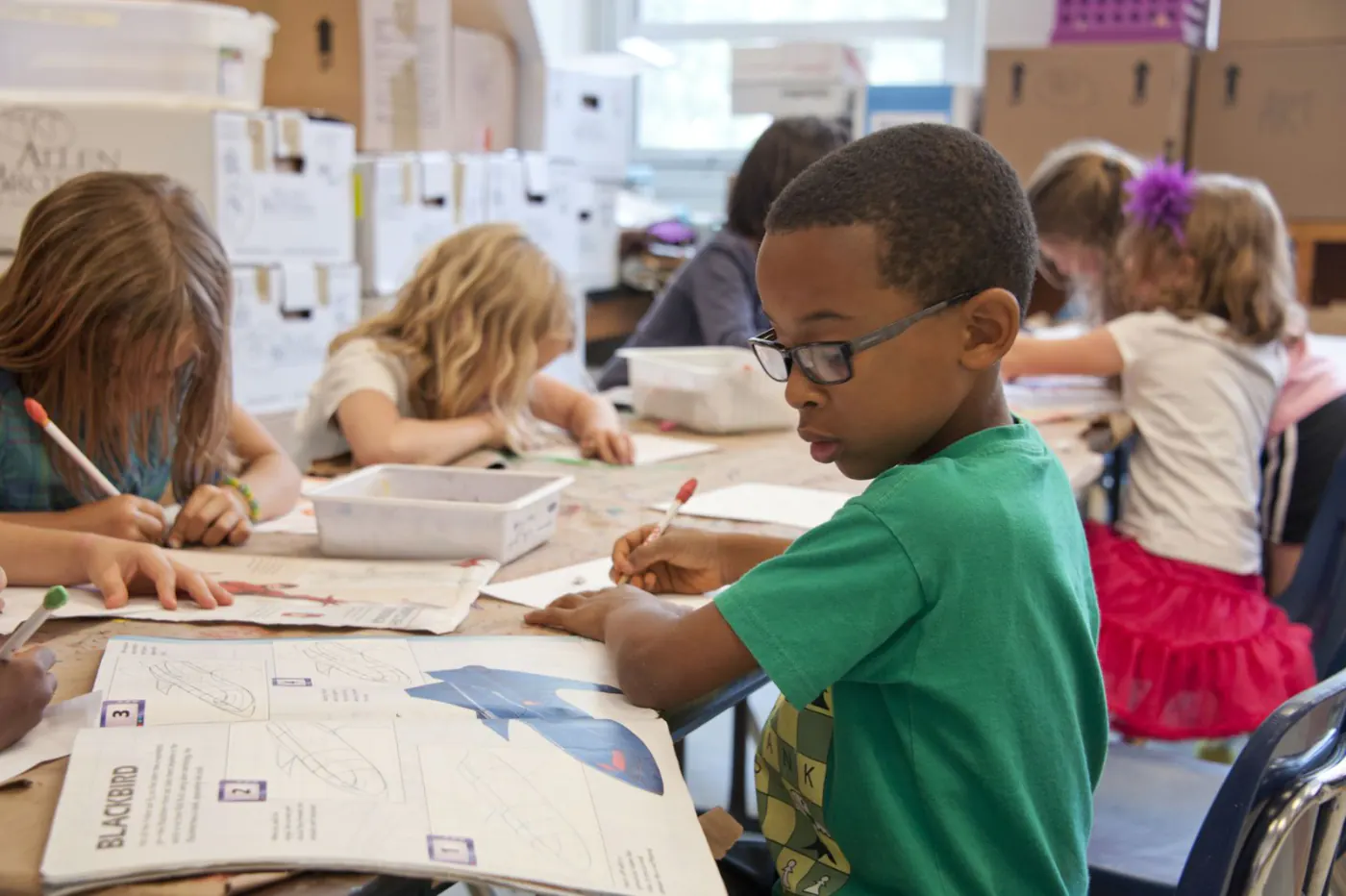 Kinderen werken samen aan tafel in het klaslokaal